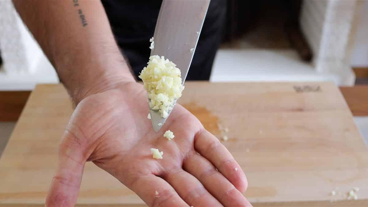 Knoblauch hacken und Knoblauchpaste herstellen 6 Gehackter Knoblauch