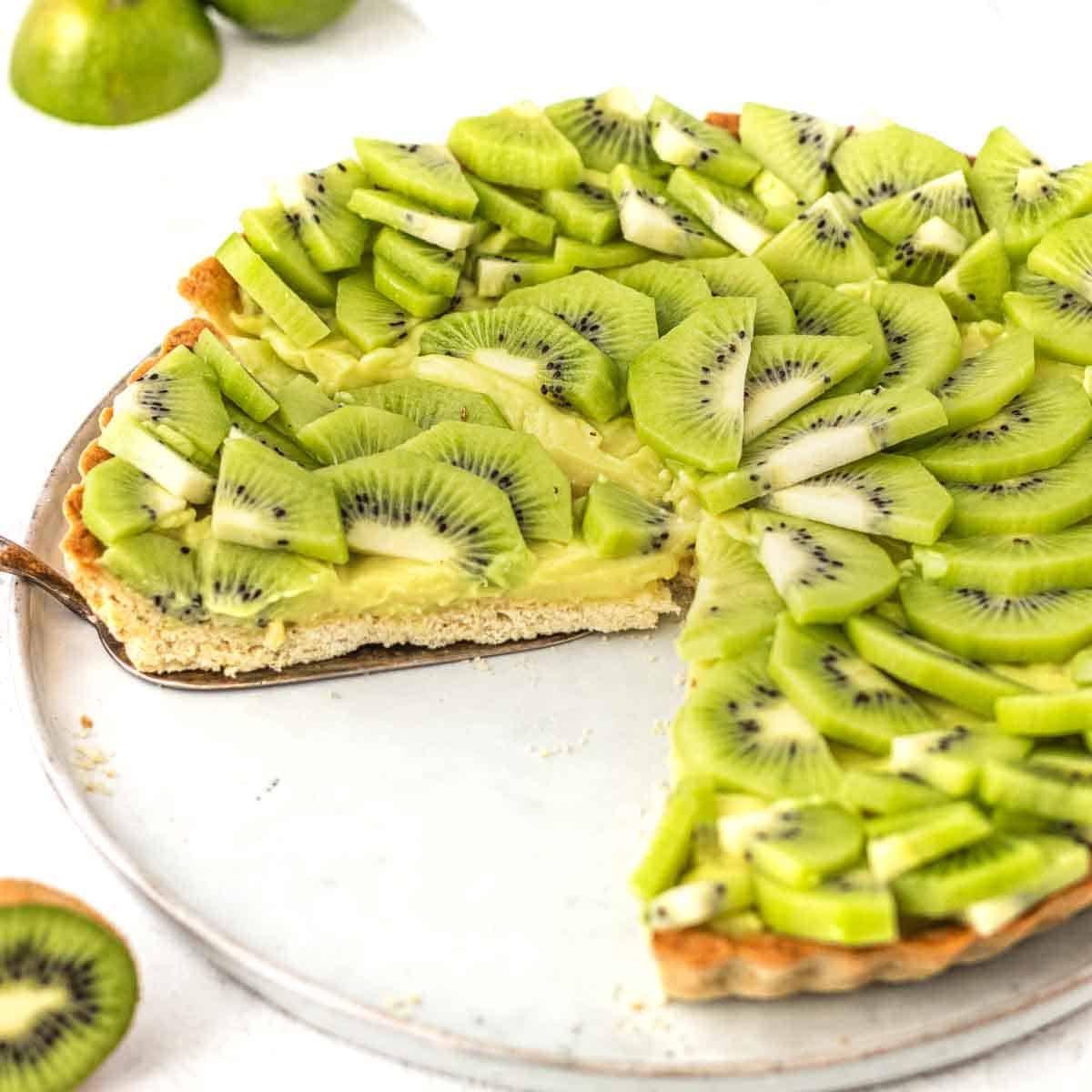 Grüne Kiwi-Tarte mit cremigem Pudding und frischen Kiwischeiben.