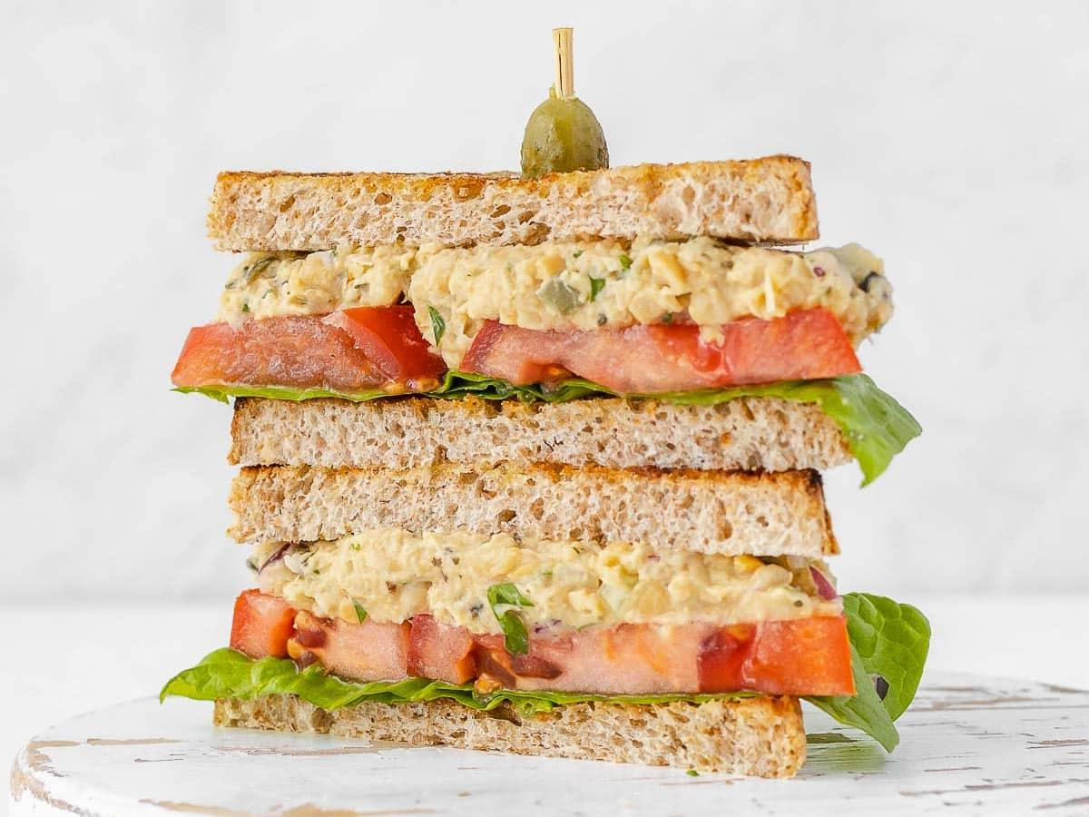 30 vegane Mittagessen-Ideen 7 Veganes 'Thunfisch'-Sandwich auf rustikalem Brot