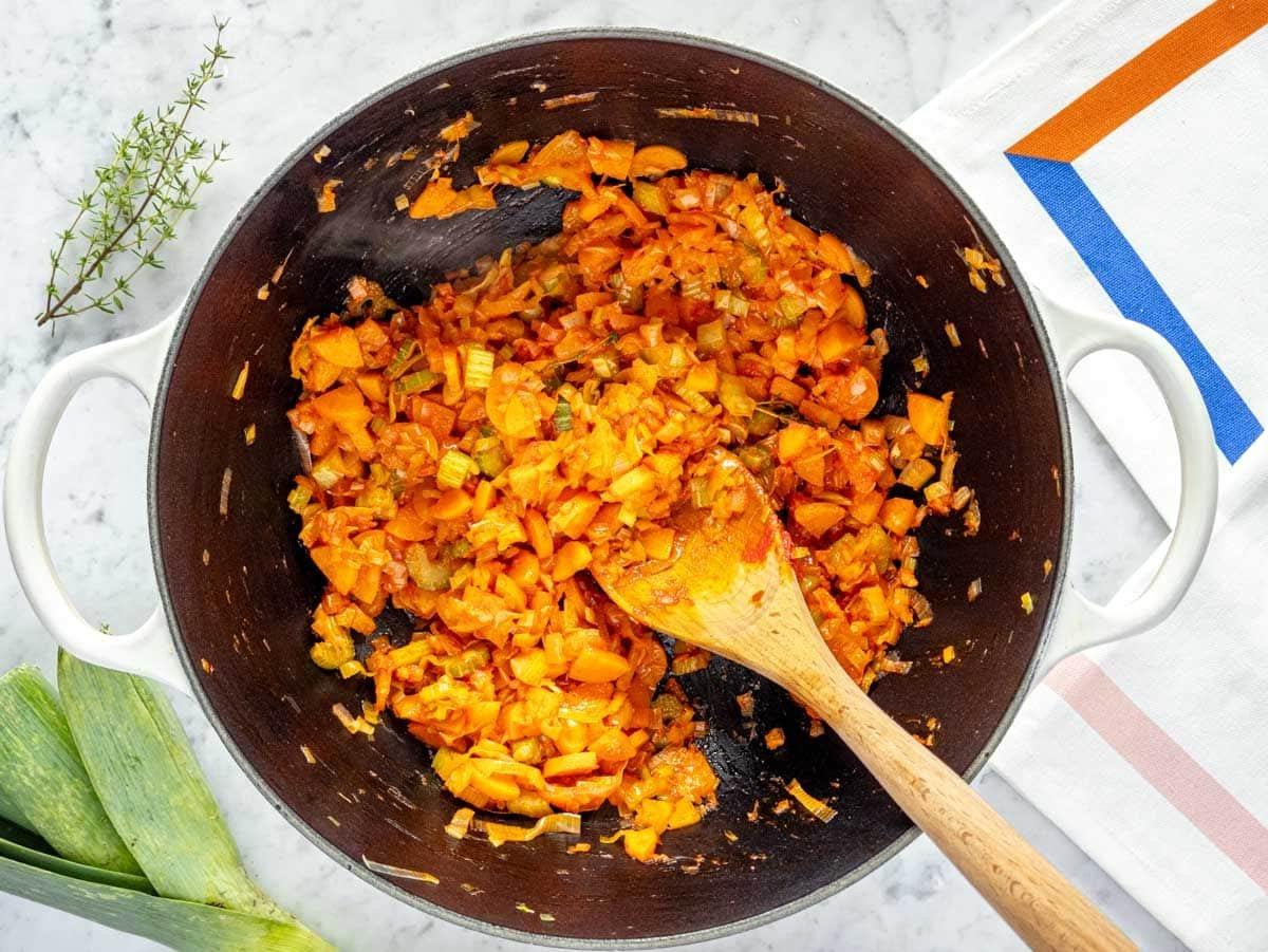 Tomatenmark und Thymian zur Geschmacksbasis hinzugefügt.