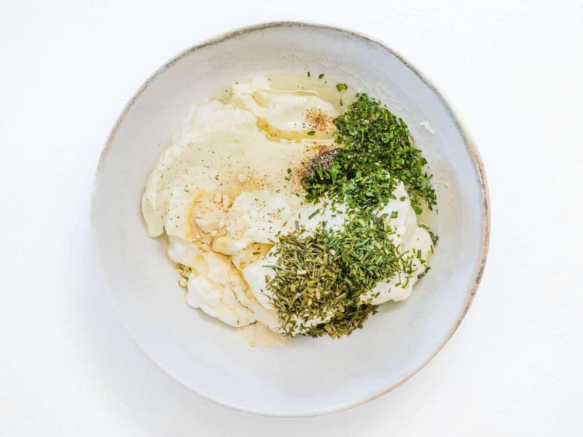 Veganes Ranch vor dem Mischen der Kräuter