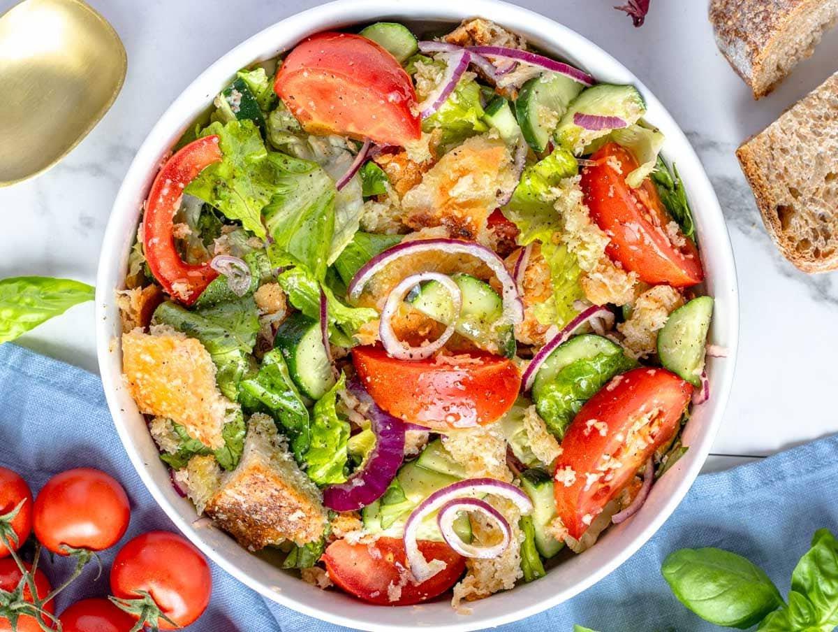 Panzanella Salat in einer weißen Schüssel