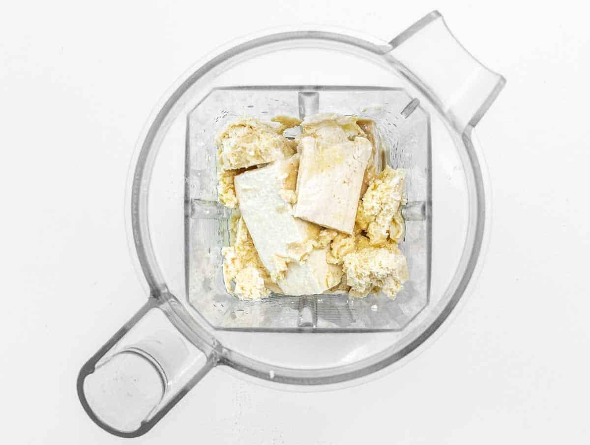 Tofuwürfel im Mixer