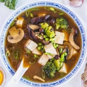 Tofusuppe mit Pilzen, Brokkoli und Erbsen.