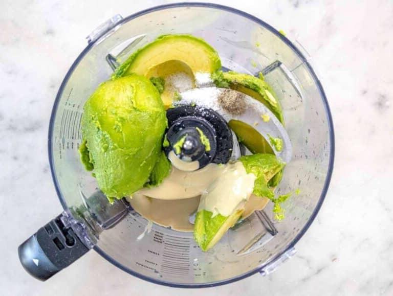 Zutaten für Avocado-Aufstrich in der Küchenmaschine.