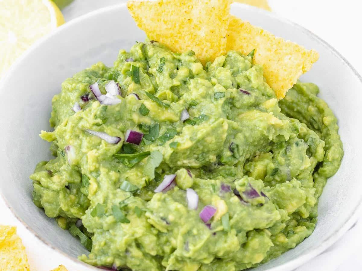 25 Avocado Rezepte 7 Guacamole in einer Schüssel