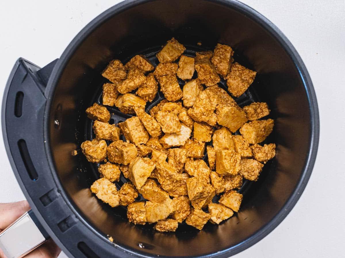 Tofu in der Heißluftfritteuse vor dem Garen.