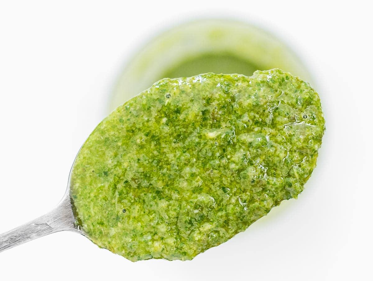 Ein Löffel italienischer Salsa Verde
