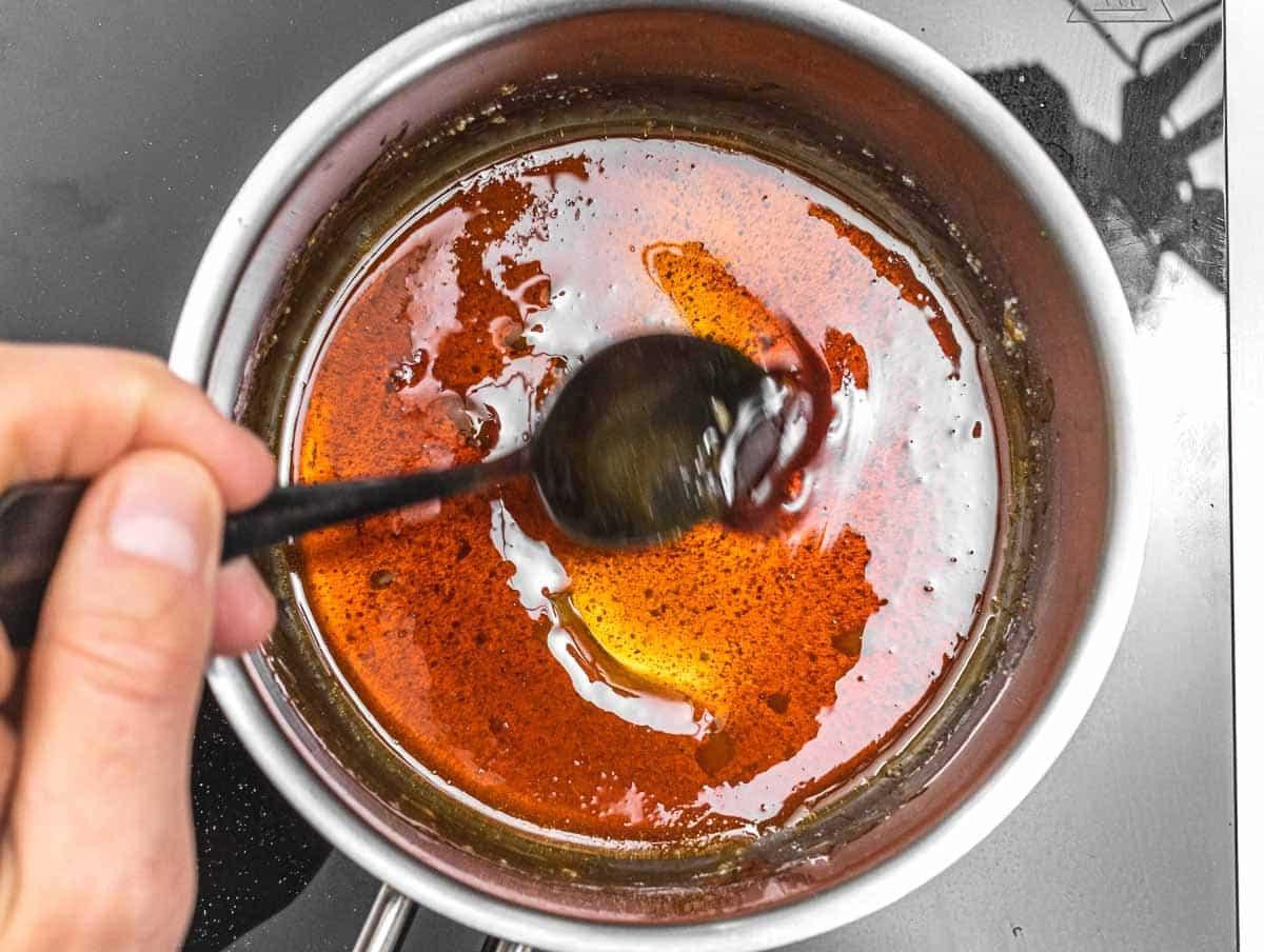 Geschmolzener Zucker und Löffel bereit, Walnüsse hinzuzufügen