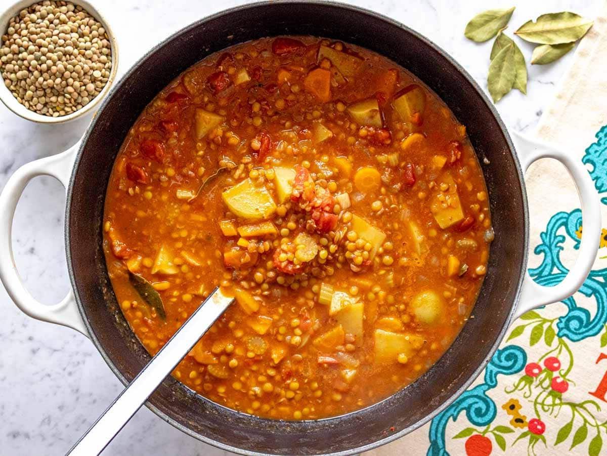 Linsensuppe kocht in einem großen Topf