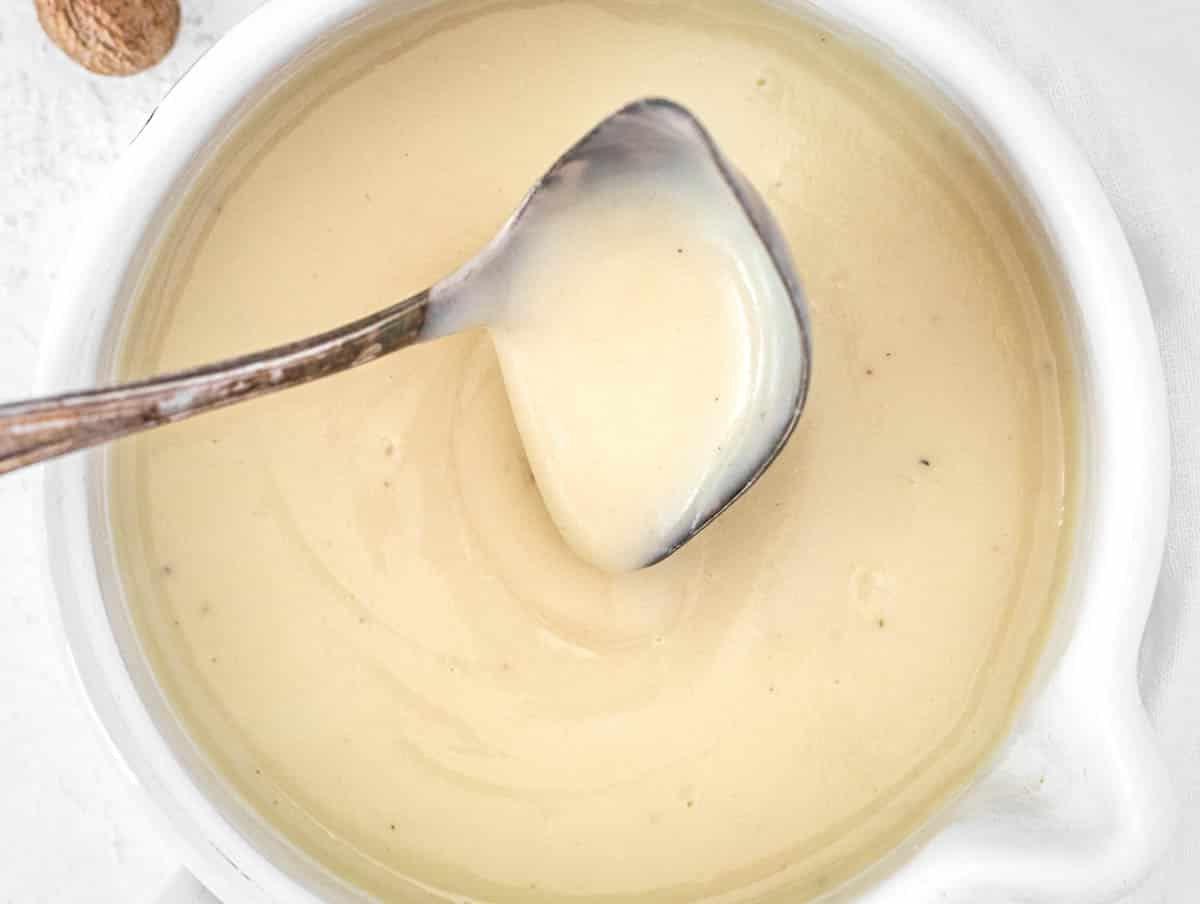 Vegane Béchamel in einem Topf