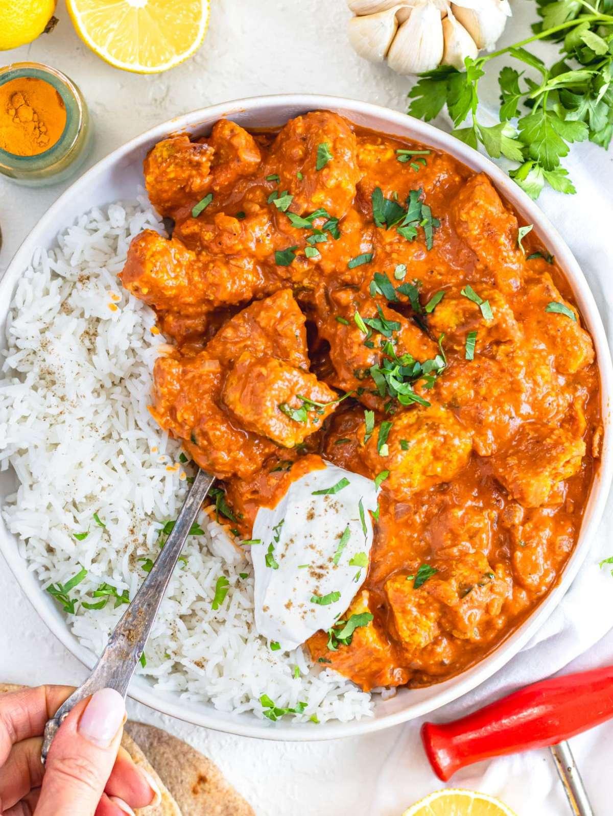 Tofu Tikka Masala mit Joghurt, Basmatireis und Zitronensaft.