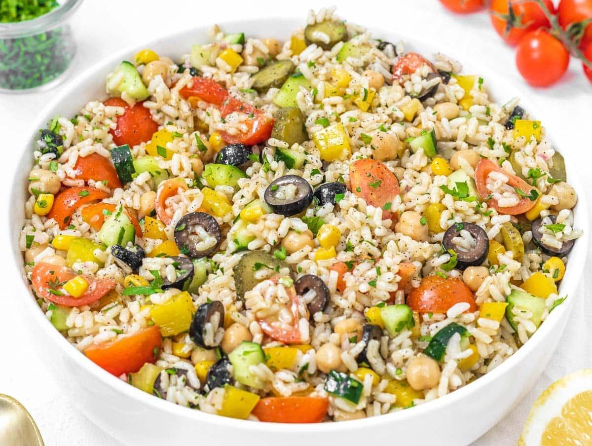 Reissalat mit Kirschtomaten und frischen Kräutern