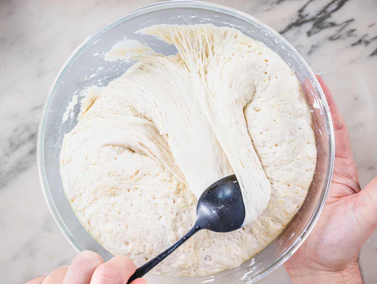 Nico beim Falten des Focaccia-Teiges in der Schüssel, um die Struktur zu entwickeln.