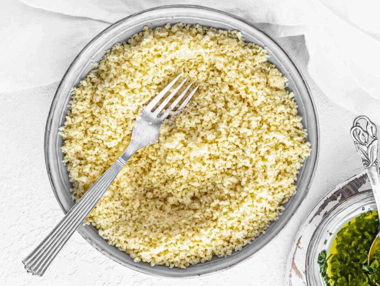 Gequollener Couscous in einer Schüssel.