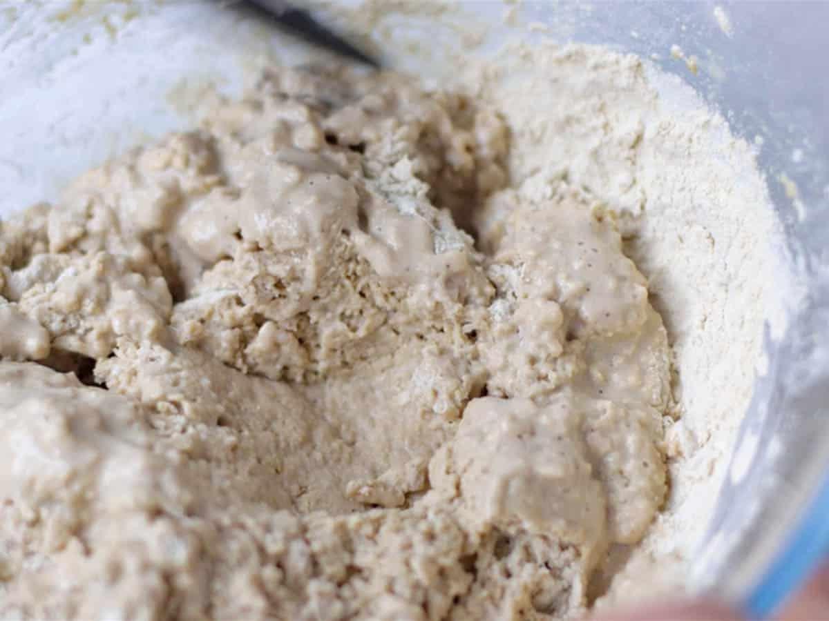 Seitan-Teig mit Vital Weizengluten in einer Glasschüssel