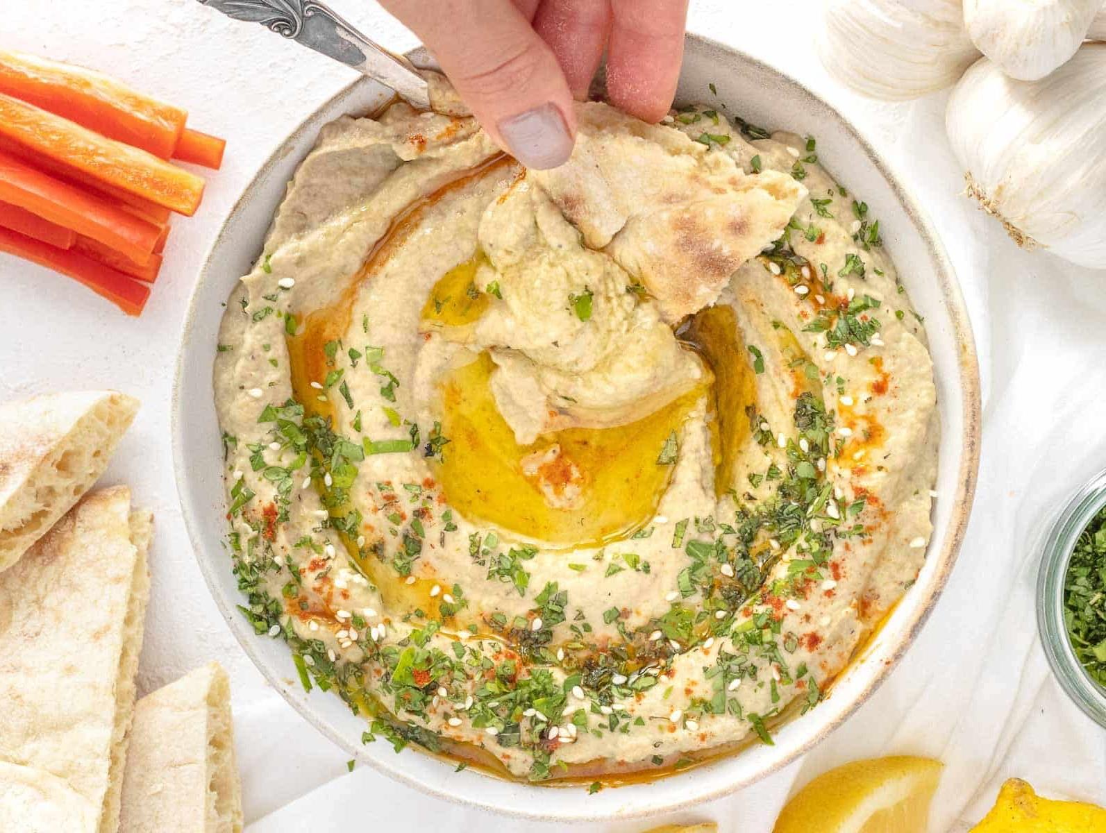 Pita-Brot in Auberginen-Dip getaucht