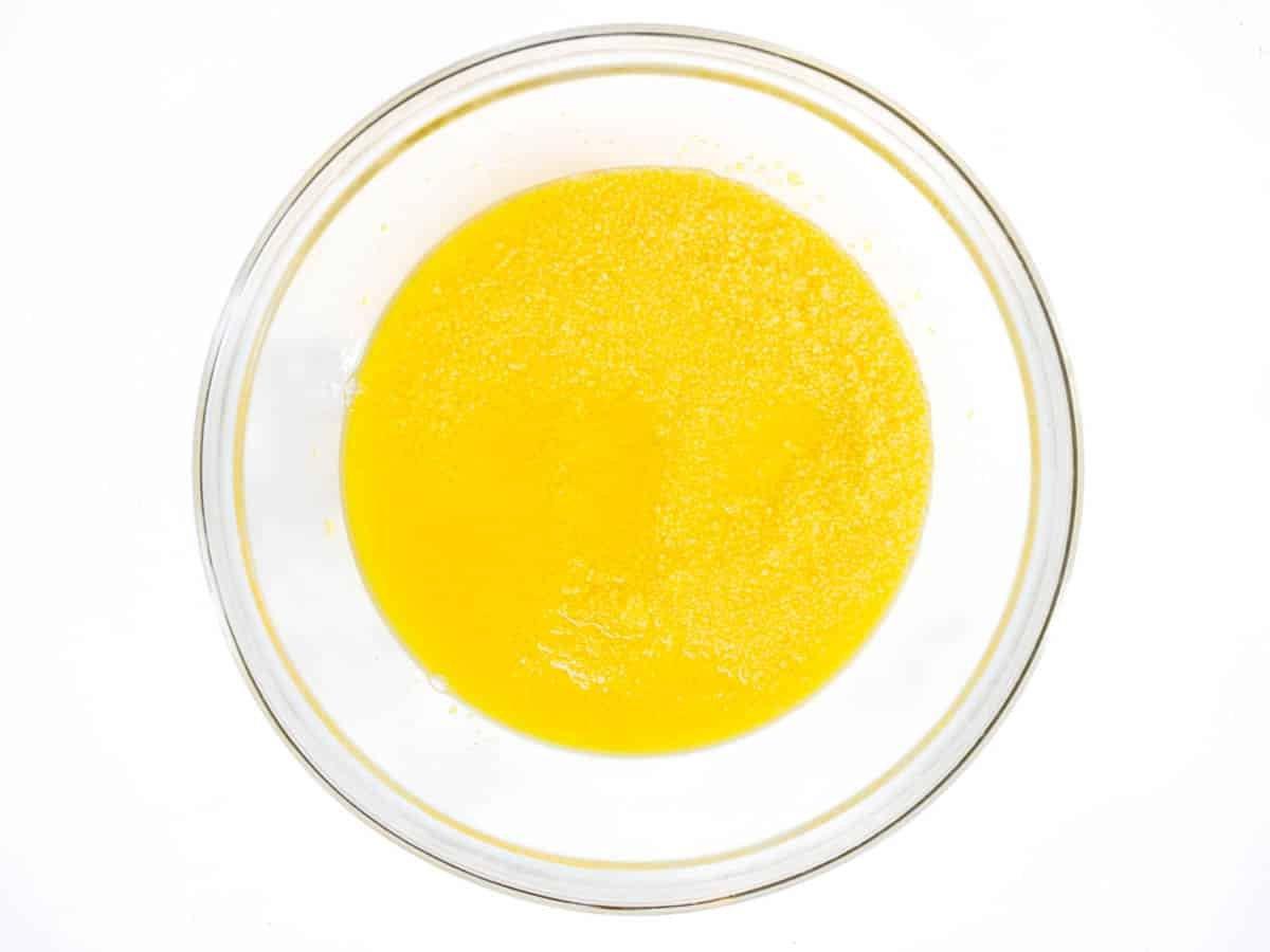 Marokkanischer Couscous in Wasser einweichend