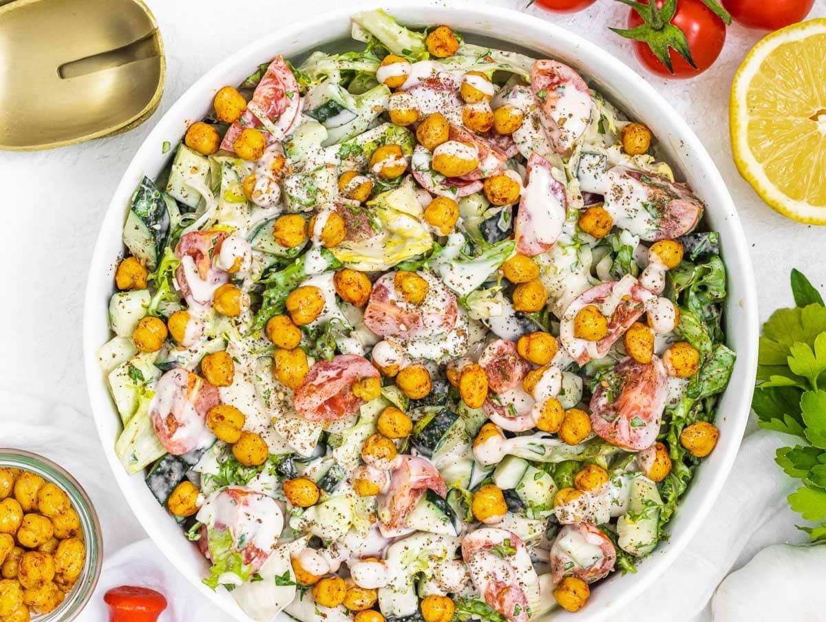 25 Vegane Salate 8 Tahini Salat mit Zitrone und Tomaten