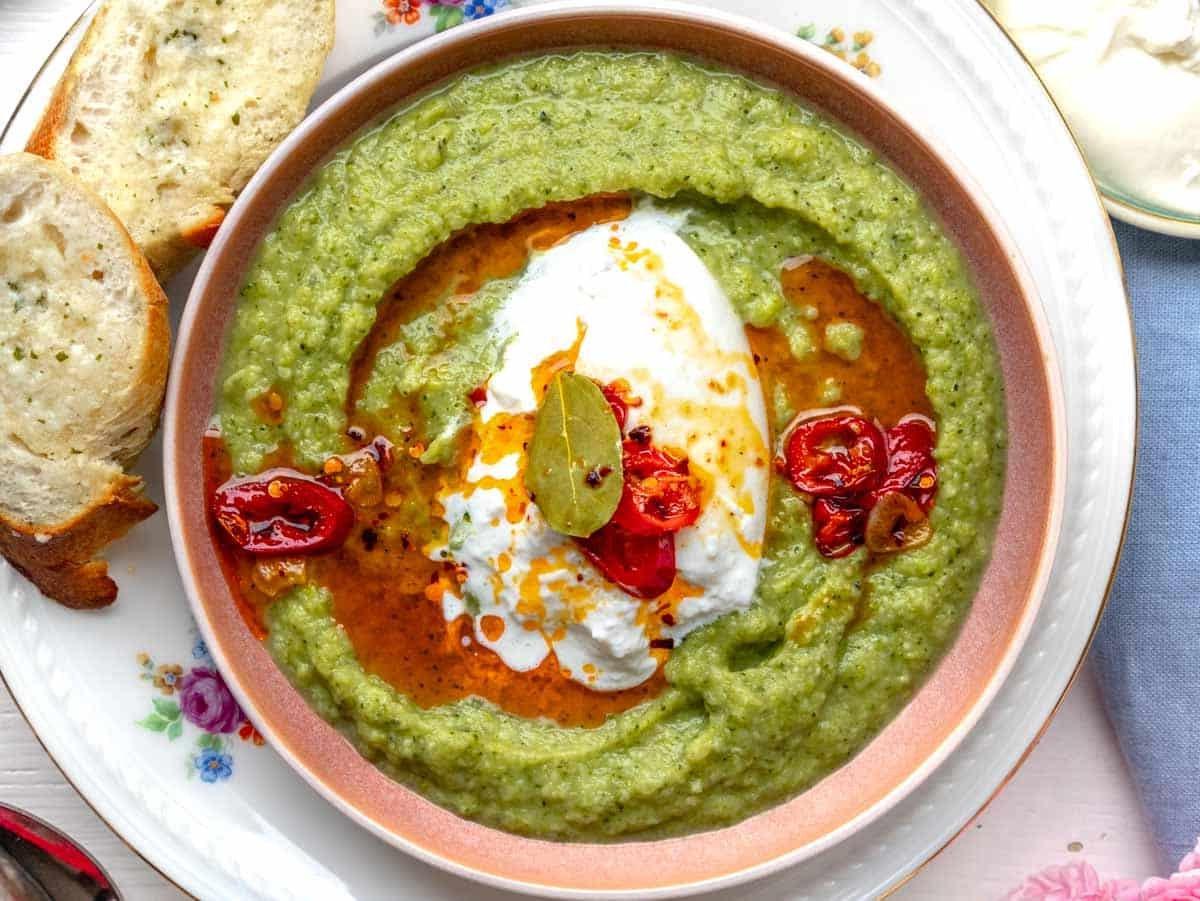 Brokkolisuppe mit Knoblauchbrot als Beilage