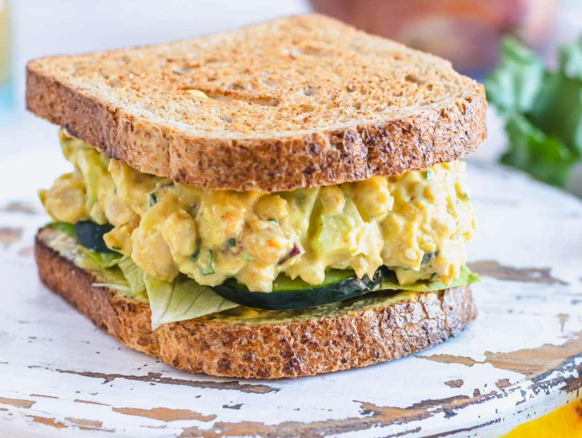 Curry-Kichererbsen-Salat 8 Ein Sandwich mit Curry-Kichererbsen-Salat.