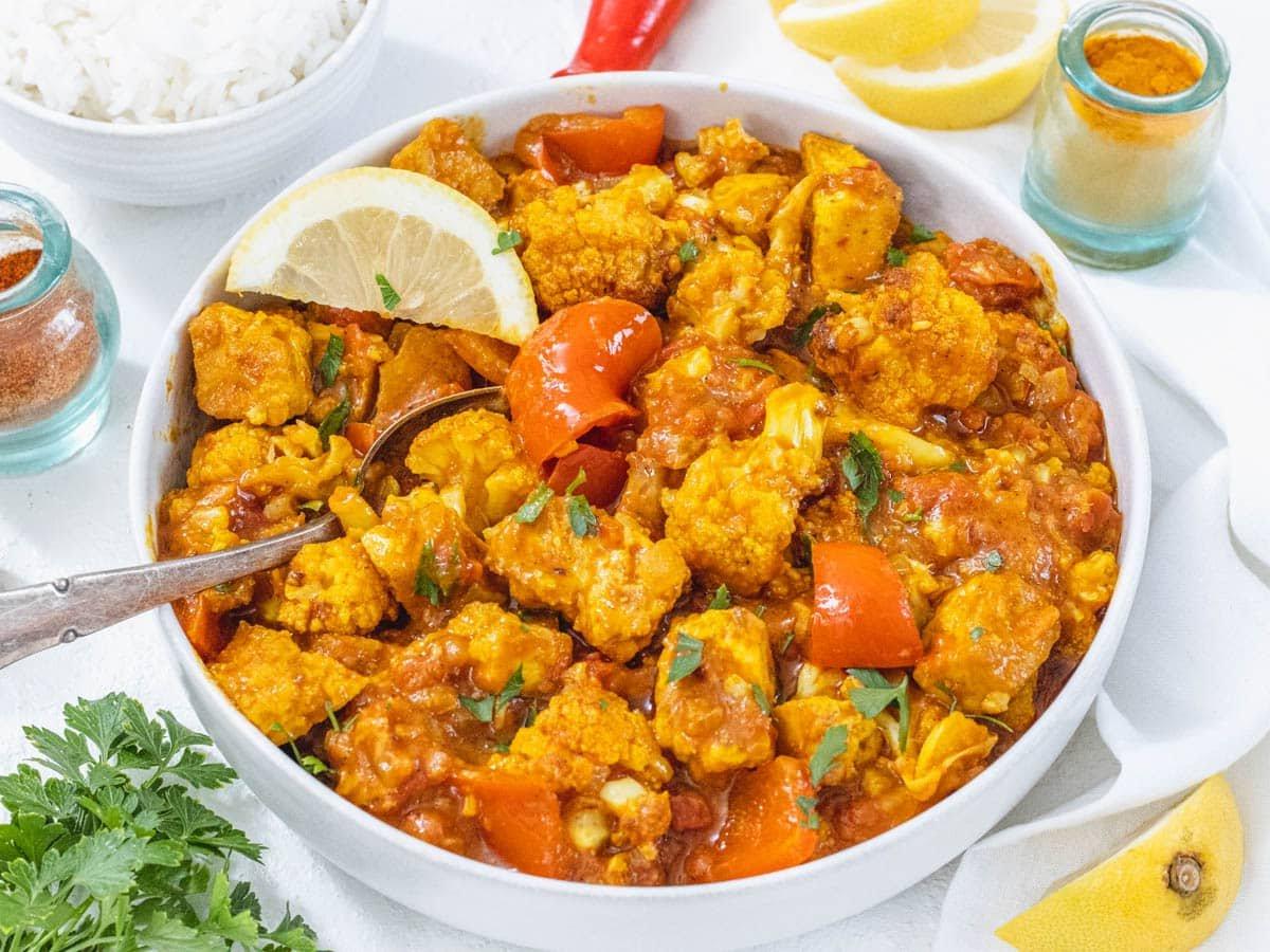 20 einfache Curry-Rezepte 8 Veganes Curry mit Garnitur und Löffel