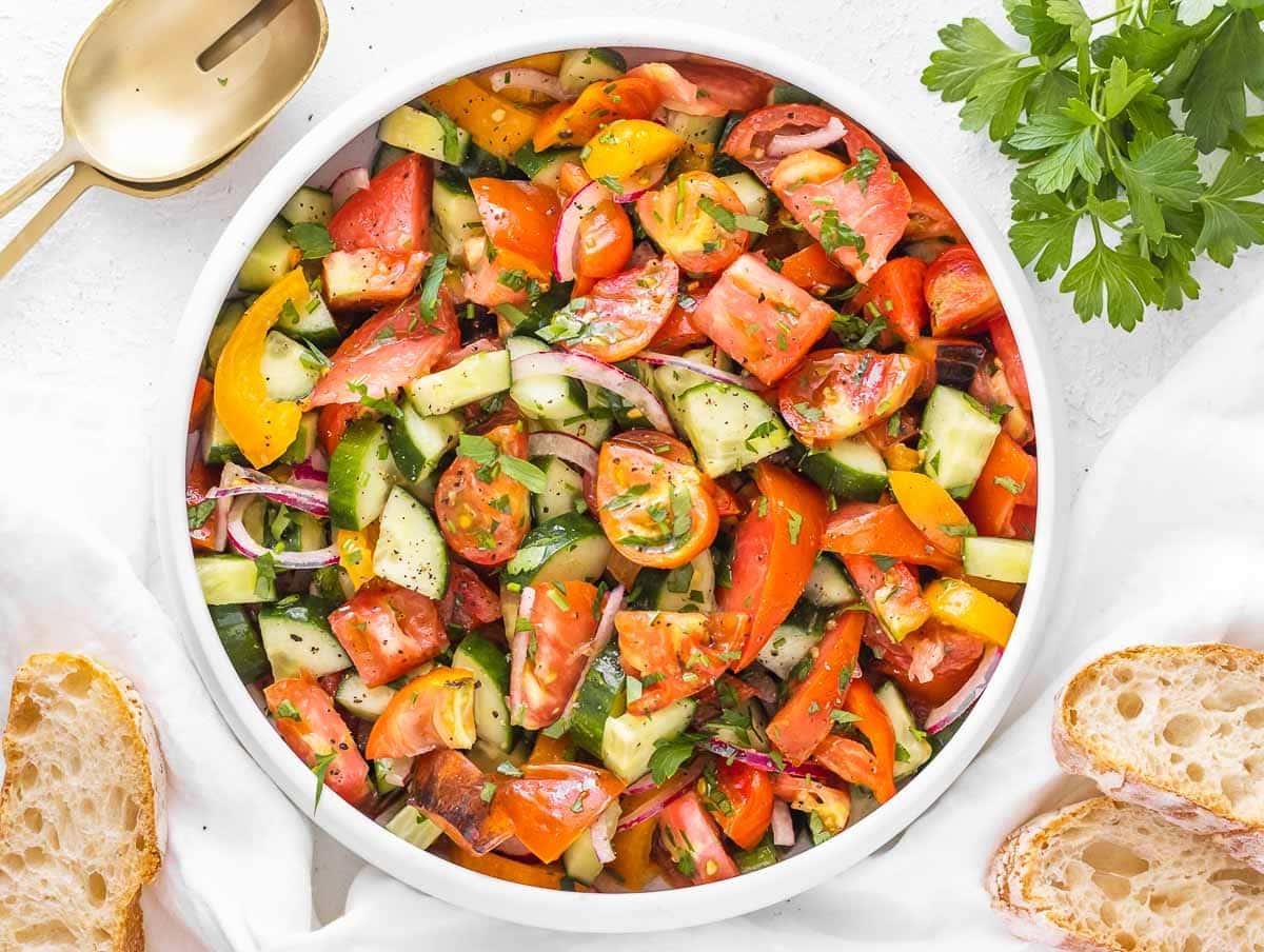 Gurken-Tomaten-Salat in einer Schüssel
