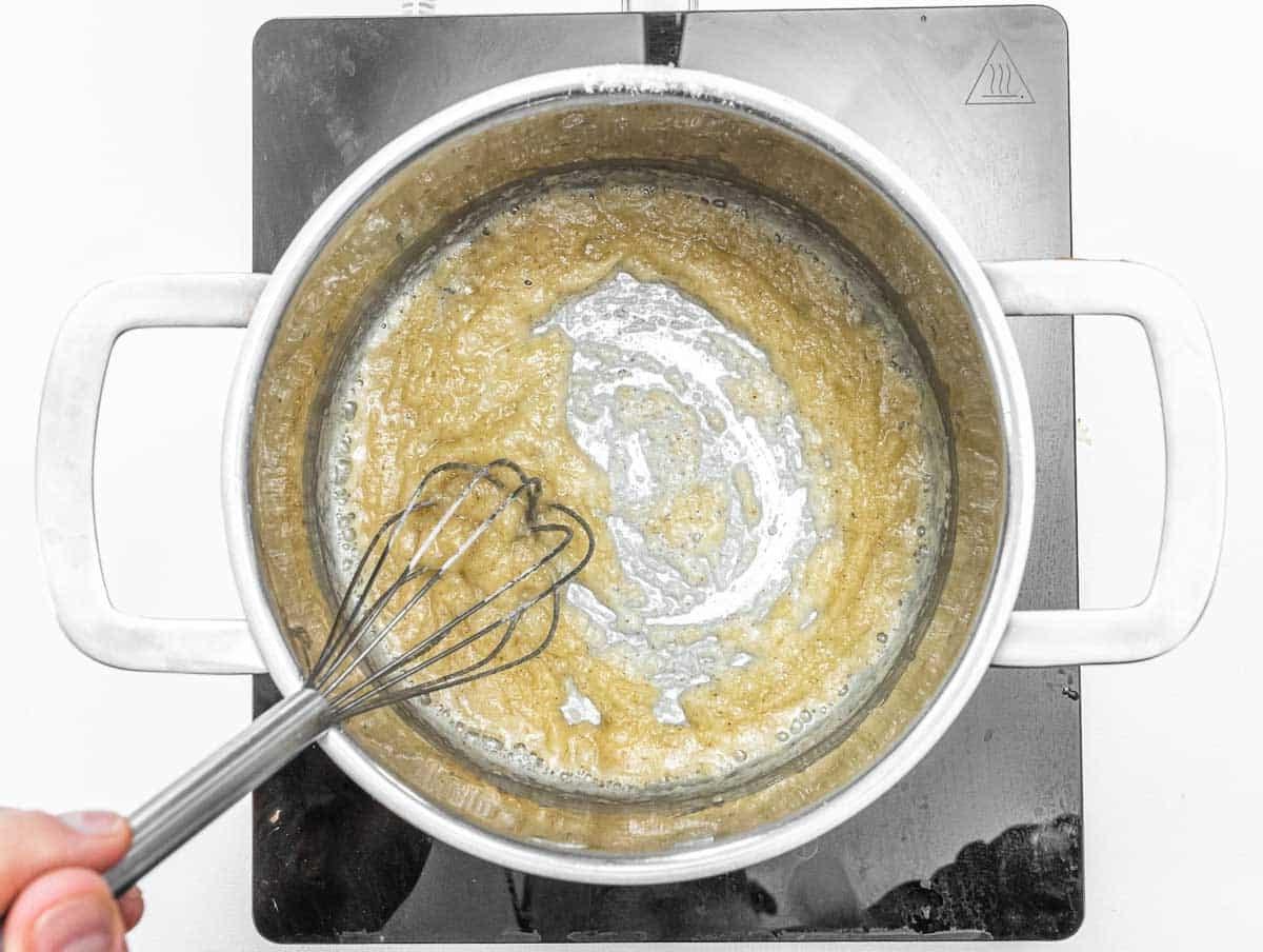 Butter und Mehl in einem Topf