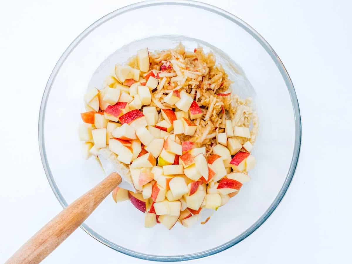 Vegane Apfelmuffins 8 gehackte und geriebene Äpfel im Teig