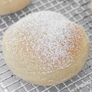 Ofengebackene Bomboloni oder italienische Krapfen