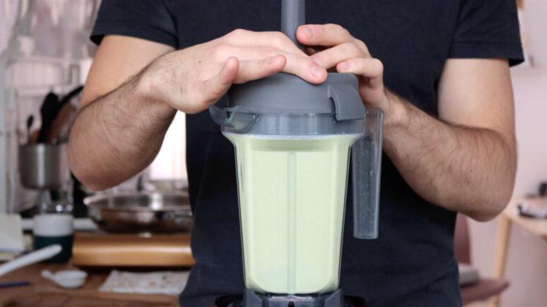 Pistazien, Pflanzenmilch und Zucker im Mixer pürieren