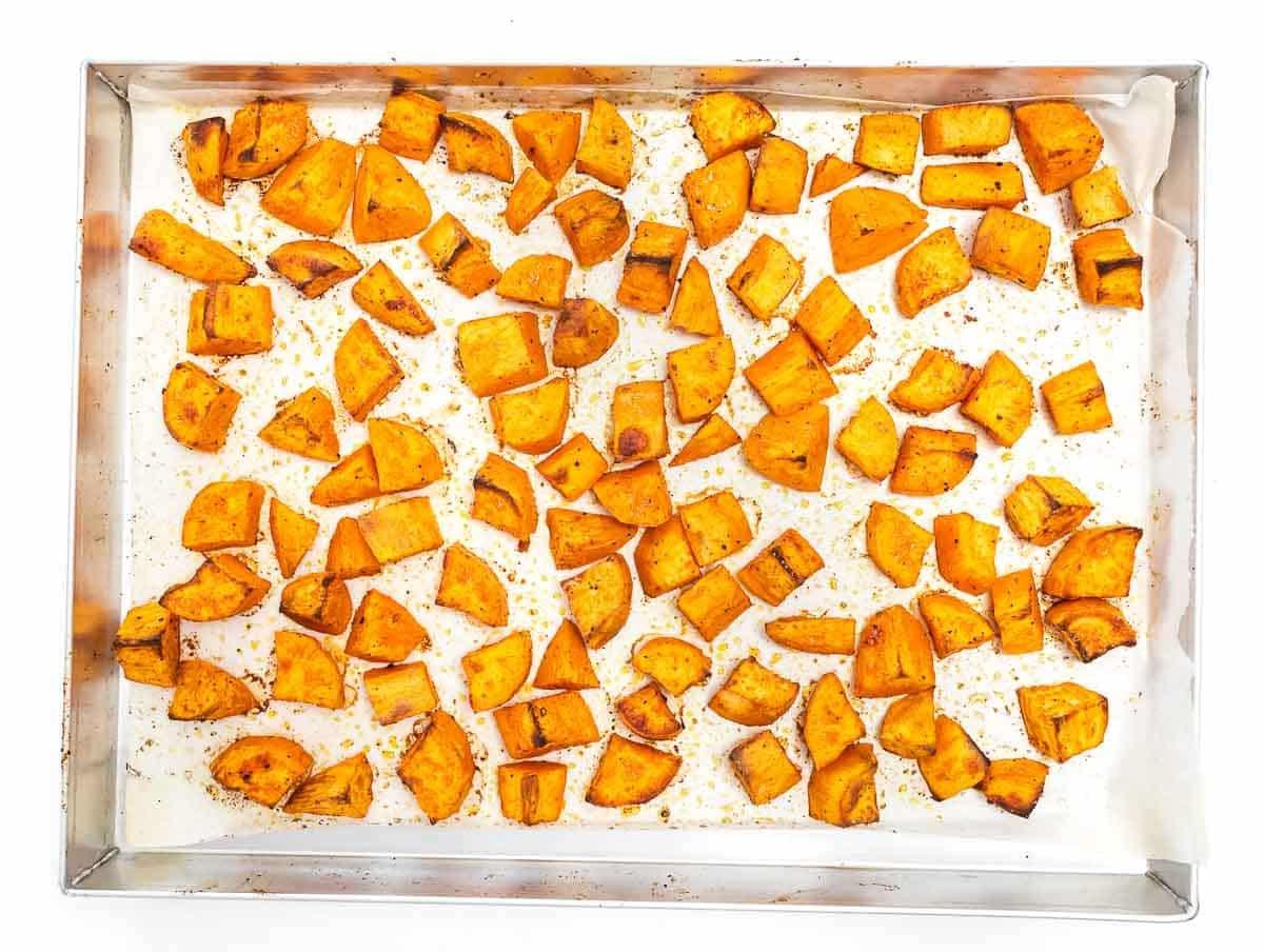 geröstete Süßkartoffelwürfel auf einem Backblech
