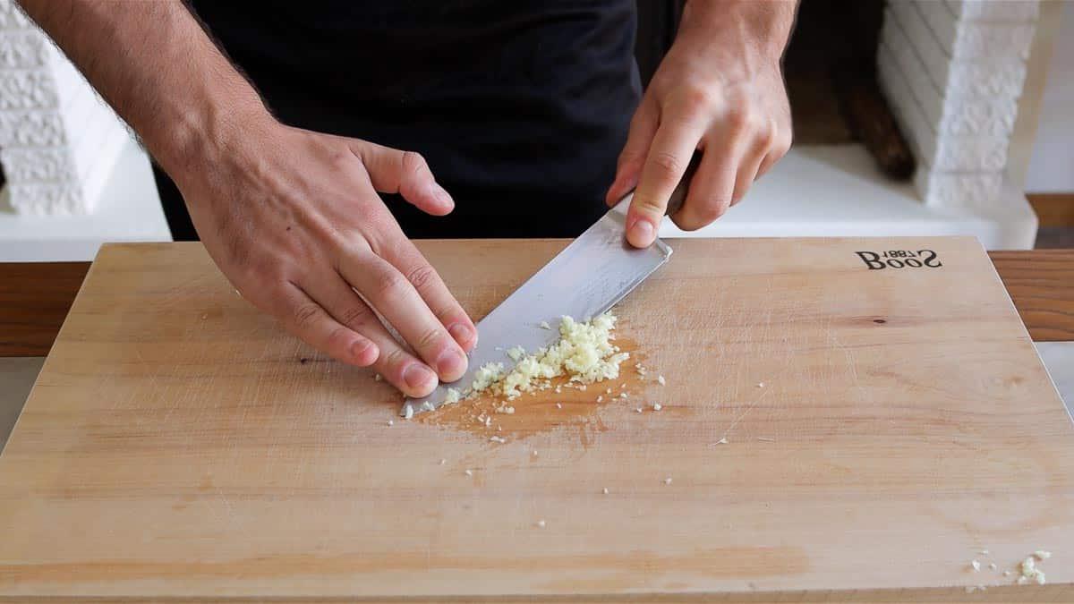 Knoblauch hacken und Knoblauchpaste herstellen 7 Knoblauch zerdrücken zu Paste