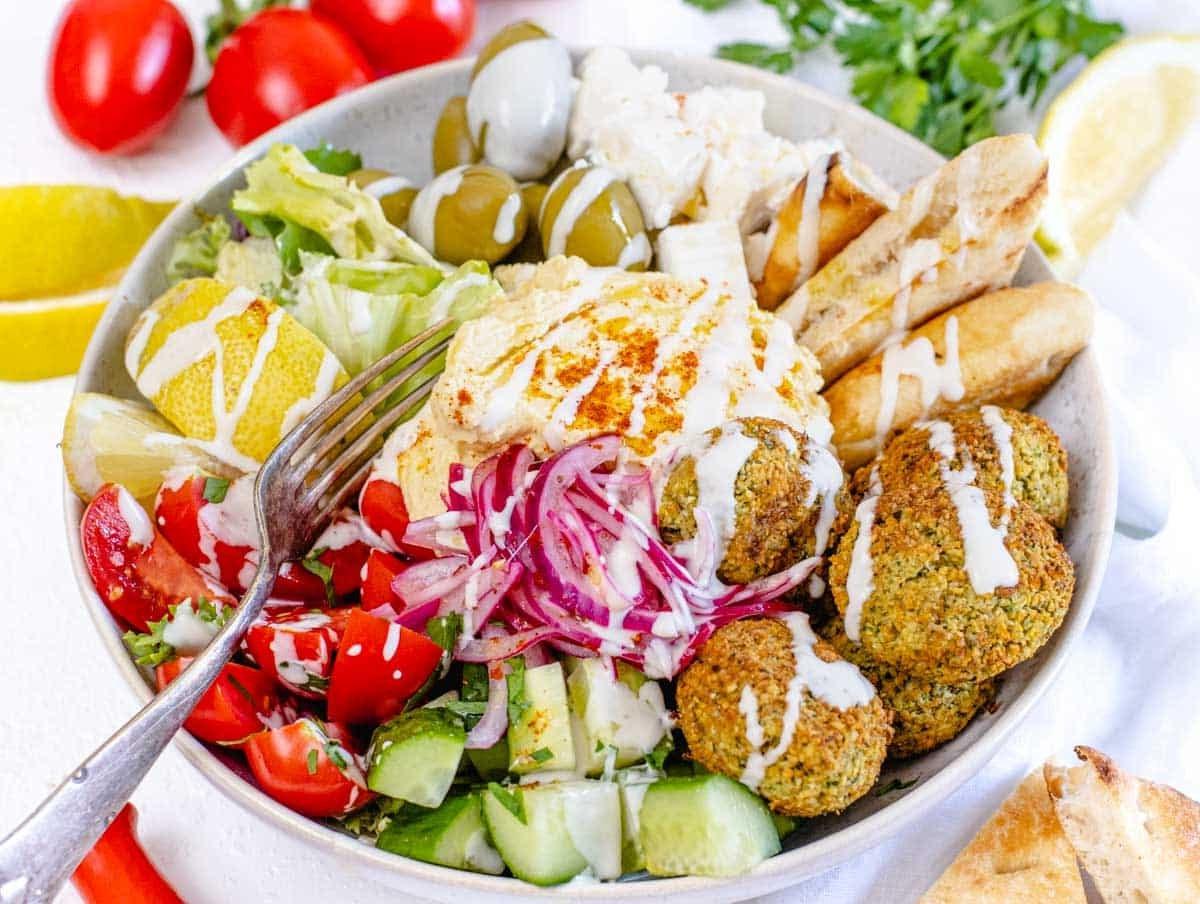 30 vegane Mittagessen-Ideen 8 Mediterrane Bowl mit Falafel, Hummus und Gemüse