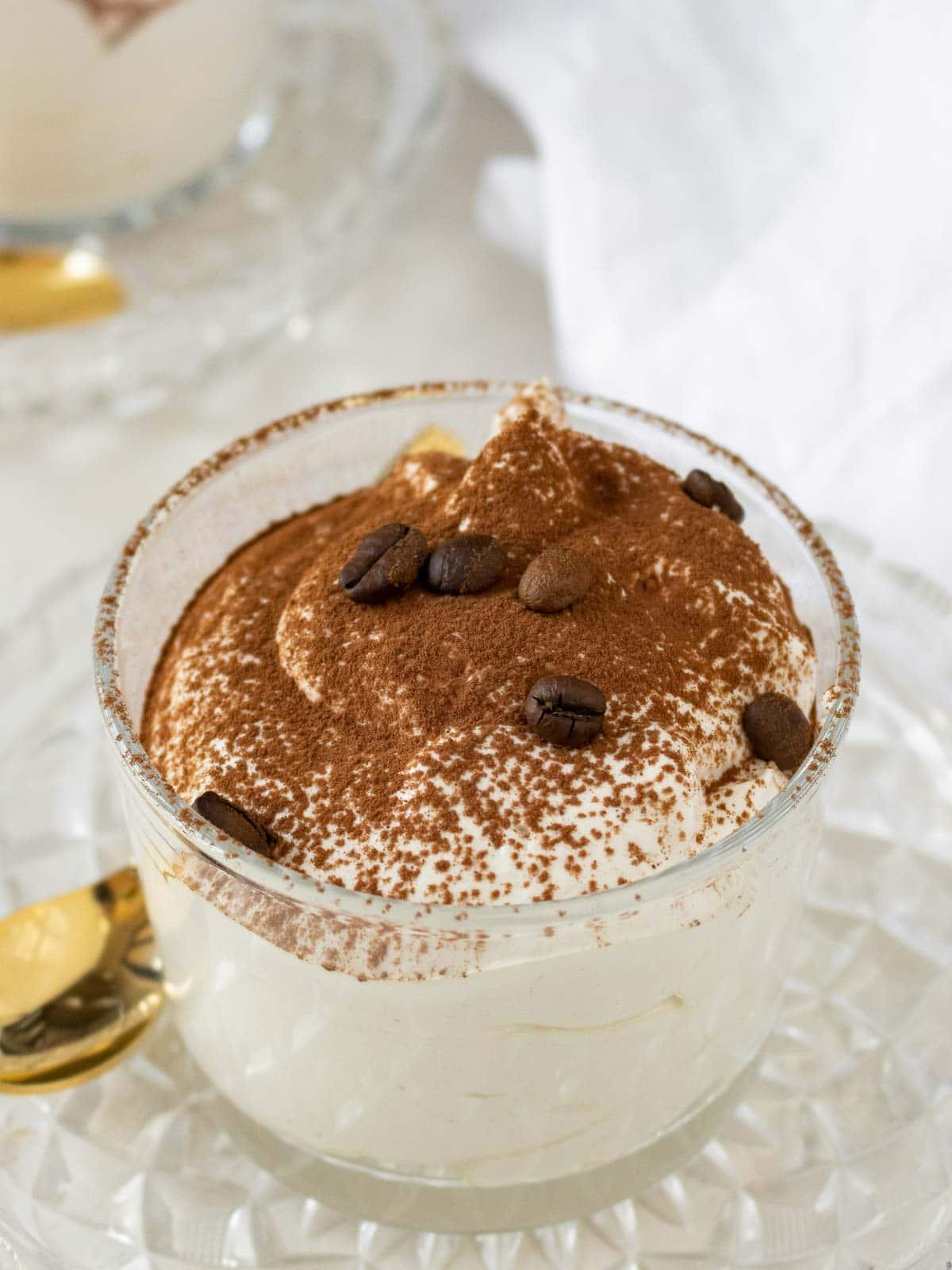 Kaffee-Mousse im Glas mit Kakaopulver bestreut