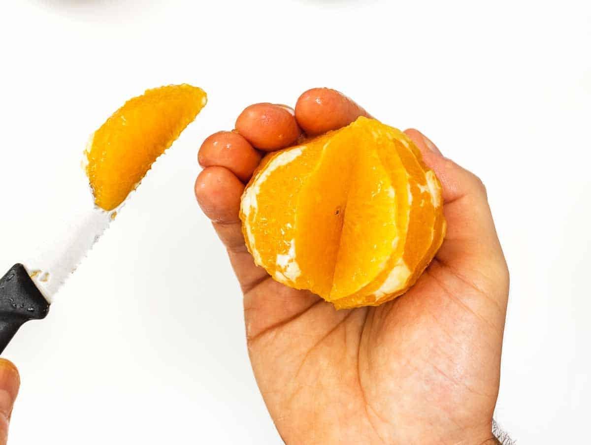 Orangenspalten herausschneiden