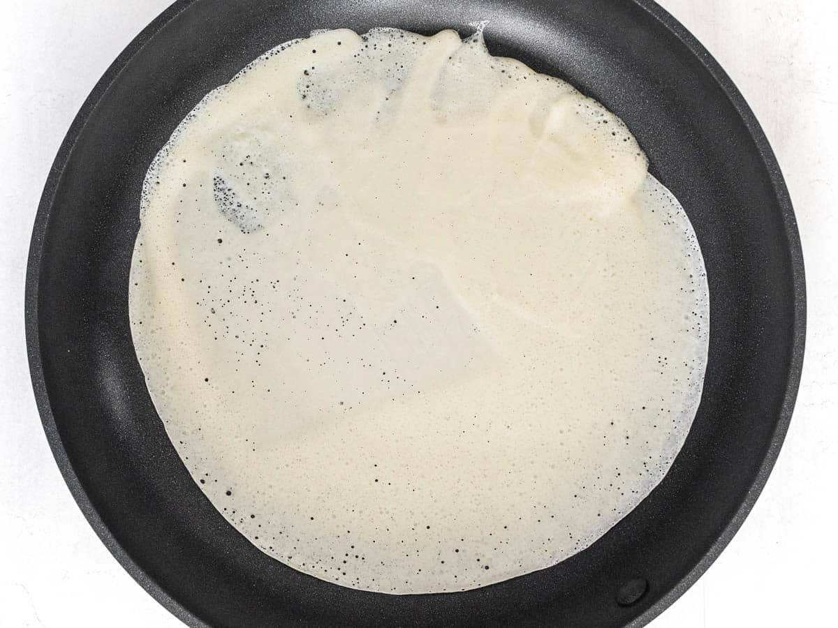 Eifreie Crêpes in einer schwarzen Pfanne