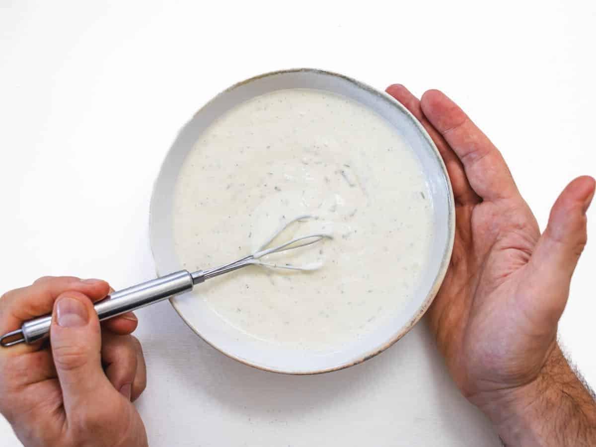 Veganes Ranch Dressing mit Händen