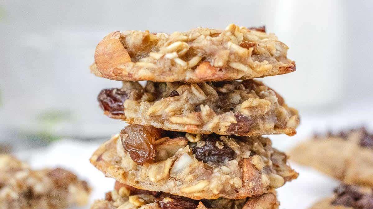 Nahaufnahme von Haferkeksen mit Rosinen