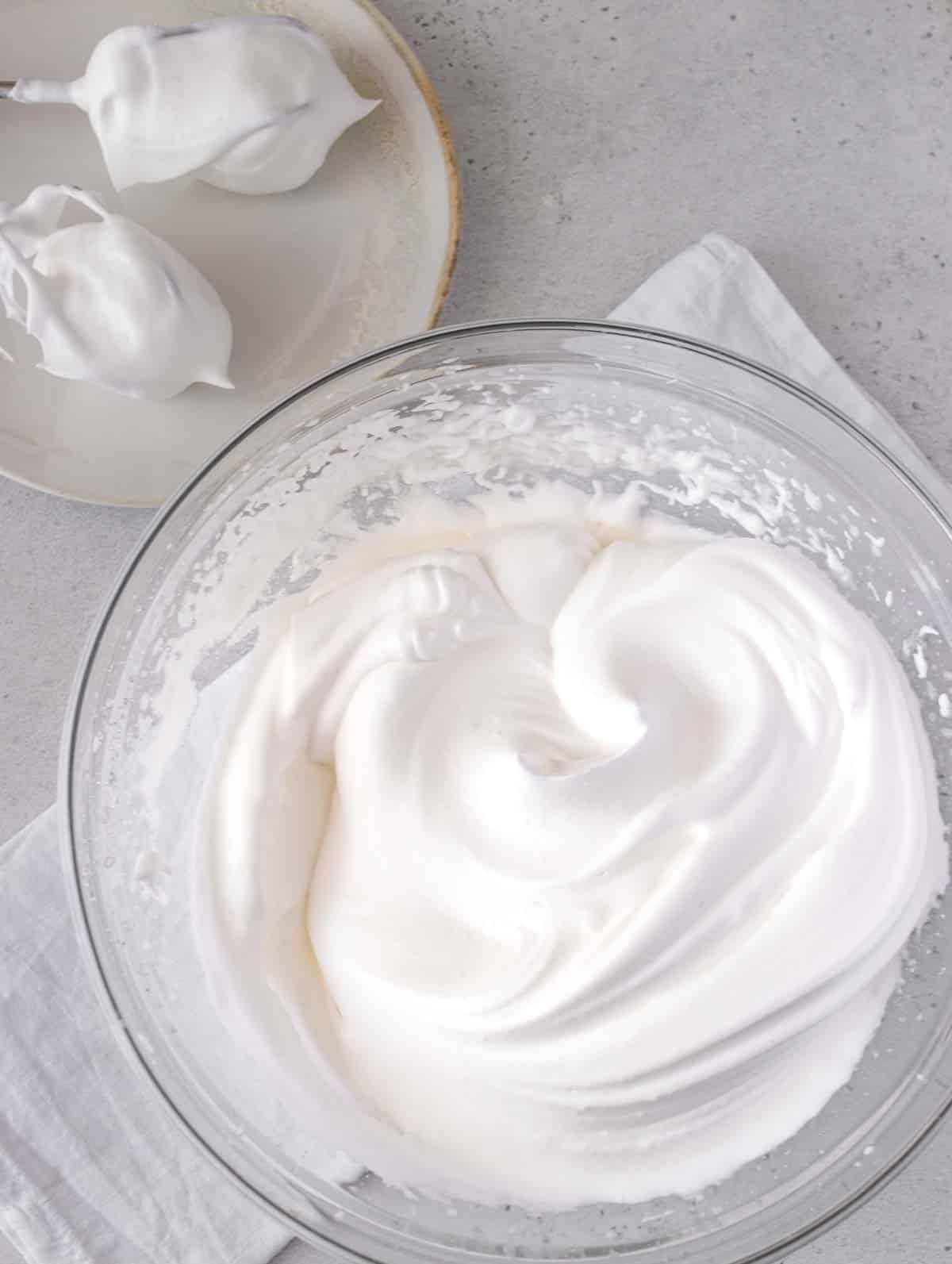 Aufgeschlagenes Aquafaba mit Zucker