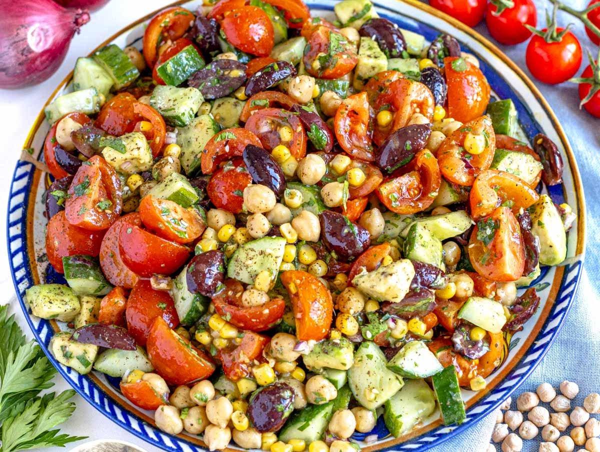 Kichererbsen-Salat auf einem mediterranen Teller.