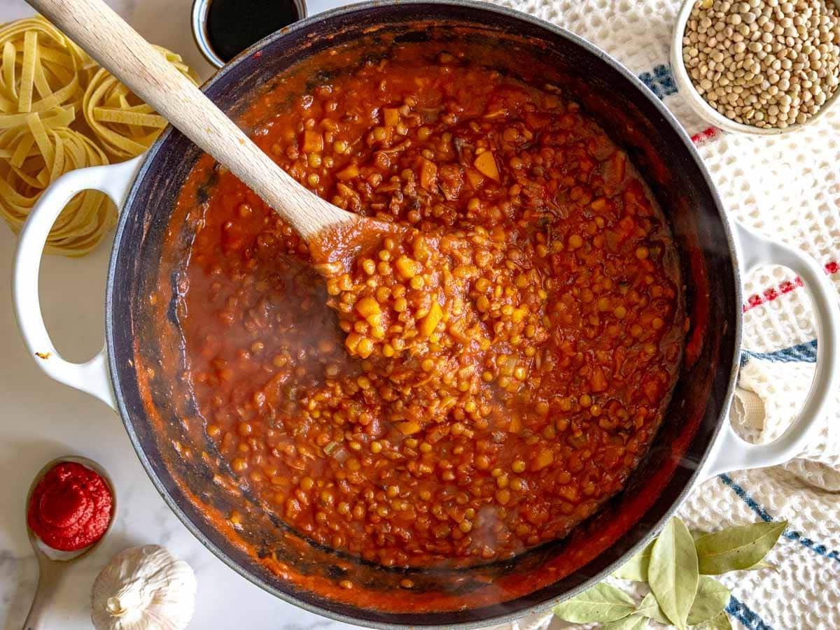 Linsen-Bolognese in einem großen Topf