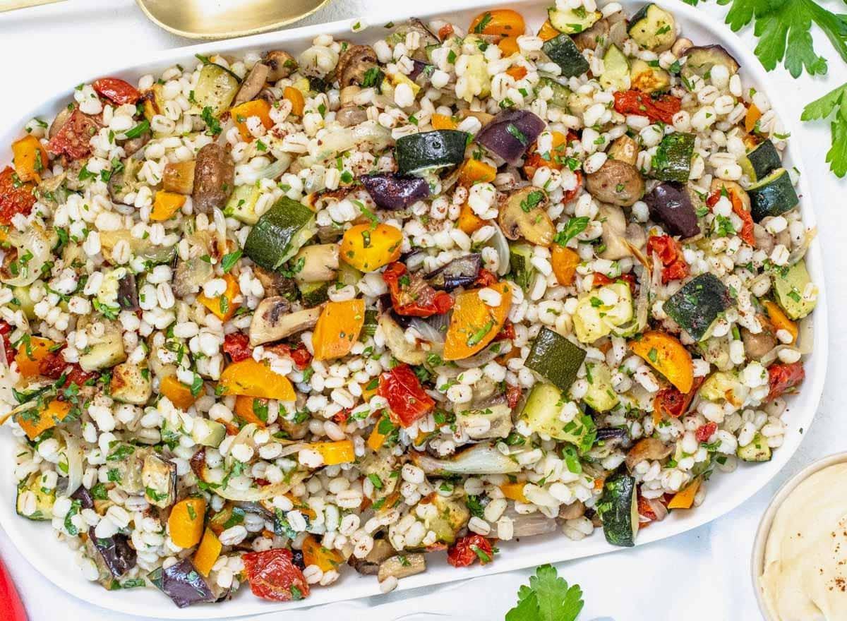 Gerstensalat auf einer Platte