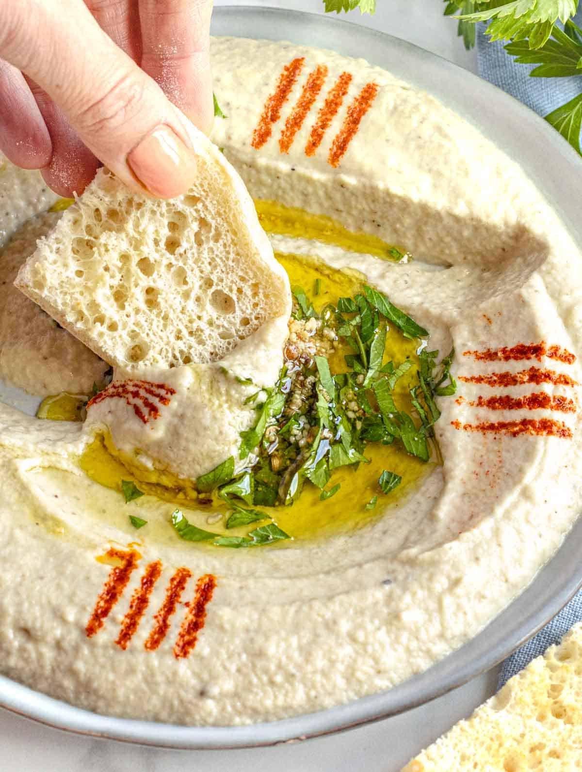 Baba Ganoush mit Fladenbrot serviert.