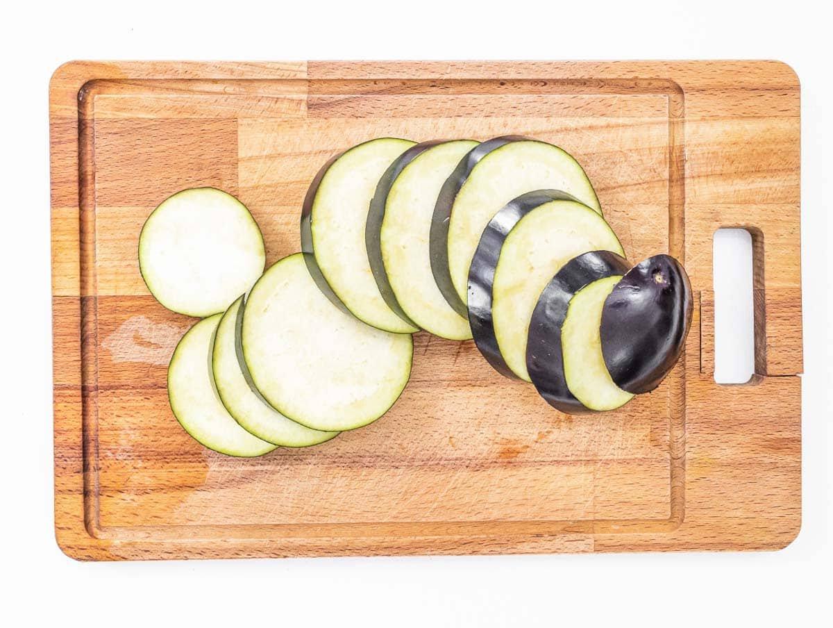 geschnittene Aubergine auf einem Schneidebrett