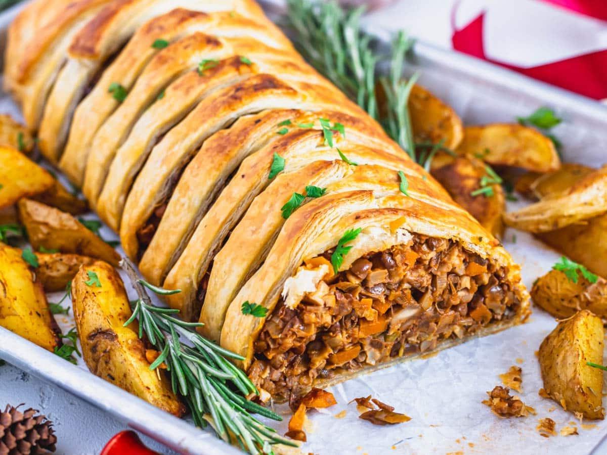 Pilz-Wellington Rezept mit Linsenfüllung und Ofenkartoffeln als Beilage