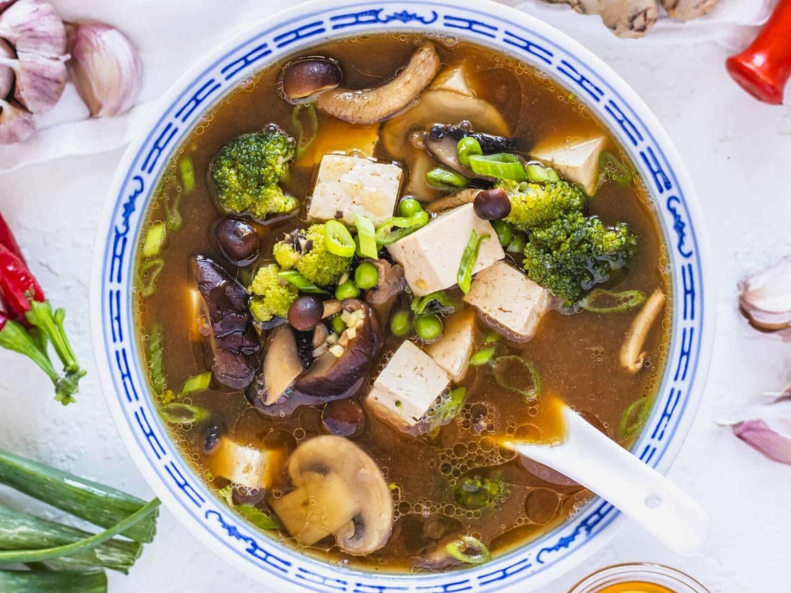 Tofusuppenrezept mit weißem Löffel