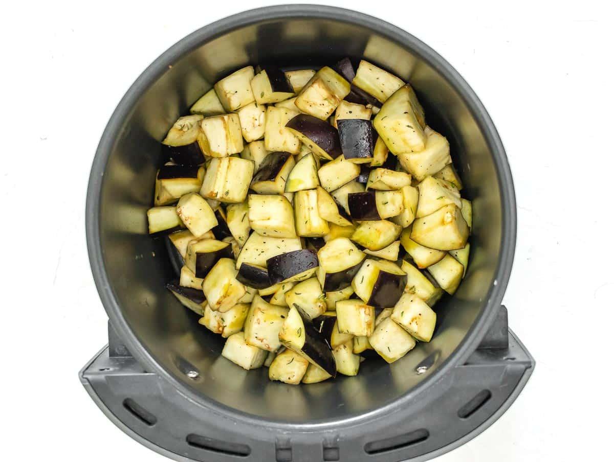 Aubergine im Korb der Heißluftfritteuse