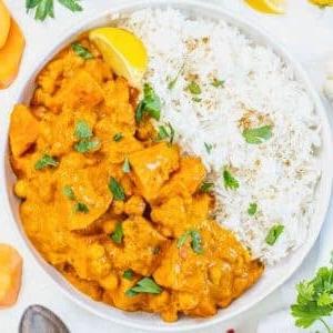 Süßkartoffel-Curry mit Basmatireis angerichtet.