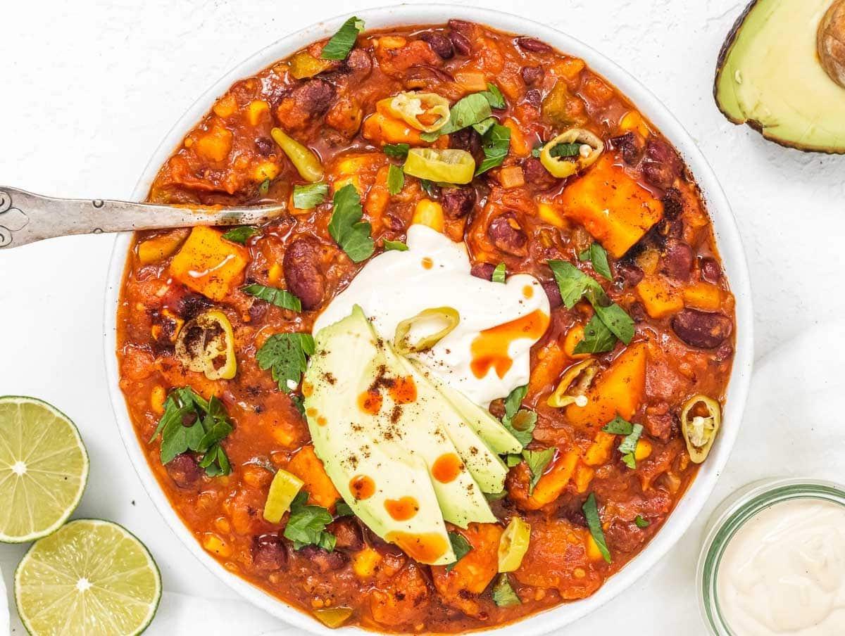 25 Avocado Rezepte 8 Süßkartoffel-Chili mit Sauerrahm und Jalapeños